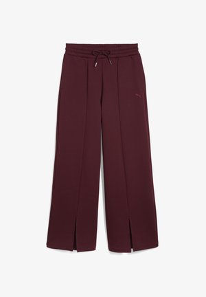 Pantaloni sportivi color borgogna con design a gamba larga, vita elasticizzata, cordino e spacchi laterali. Presenta un piccolo logo Puma in una tonalità abbinata.