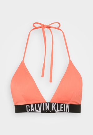 Koraalribbel bikini-top met halternekbandjes en zwarte elastische band met witte "CALVIN KLEIN" logo. Driehoekige vorm.