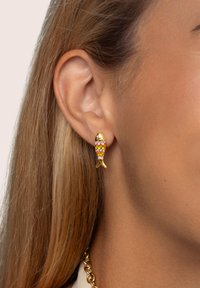 Orecchino a forma di pesce rosso con squame colorate nei toni di rosa, arancione e verde. Presenta un design dettagliato del volto e della coda.
