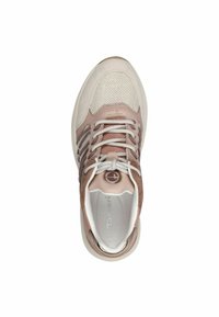 Hellrosa und beige Sport Schuh mit Mesh- und Wildlederakzenten, runder Zehenpartie, weißen Schnürsenkeln und einem runden Logo auf der Zunge.