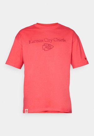Koralfarvet kortærmet t-shirt lavet af bomuld, med broderet tekst og logo "Kansas City Chiefs" i centrum foran.