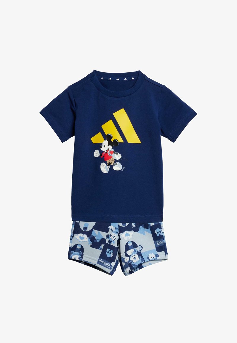 Blå bomulls t-shirt med korta ärmar, med en gul Adidas-logotyp och en Mickey Mouse-grafik. Matchande shorts i blått med Mickey-mönster.