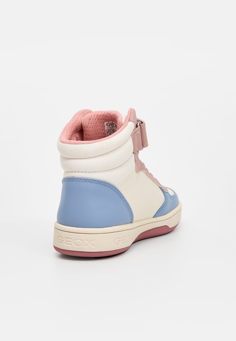 Sneaker alta con una toma crema e accenti blu e rosa, materiali in pelle liscia e tessuto texturizzato, e una fascia in Velcro.