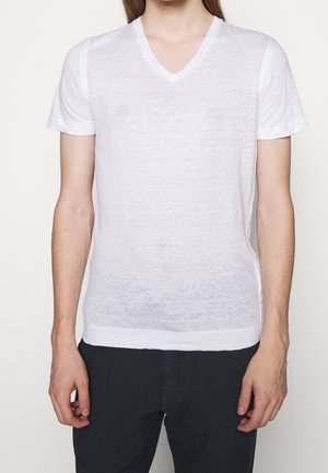 Weißes V-Ausschnitt-T-Shirt aus dünnem, leichtem Stoff. Kurze Ärmel, figurnahe Form und leicht durchscheinende Textur. Einfaches Design, keine Muster oder Akzente.
