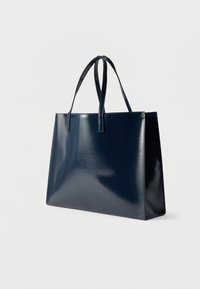 Τσάντα ώμου σε ναυτικό μπλε χρώμα, κατασκευασμένη από γυαλιστερό υλικό με ορθογώνιο σχήμα, δύο λαβές και καθαρές γραμμές. Επιφάνεια με υφή και χωρίς εμφανή μεταλλικά μέρη.