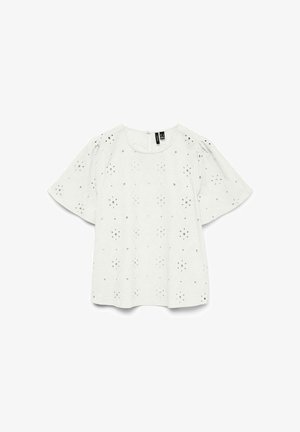 Blouse blanche à manches courtes avec découpes florales ajourées, col rond et manches légèrement bouffantes, présentée à plat sur fond blanc.