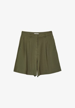Olivgrüne High-Waist-Shorts mit Falten, Gürtelschlaufen, Seitentaschen und einem Reißverschluss auf der Vorderseite.