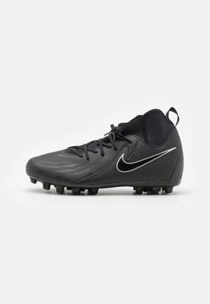 Botines de fútbol negros con una parte superior sintética texturizada, diseño de cordones, cuello acolchado y un logo de Nike en blanco en el lateral.