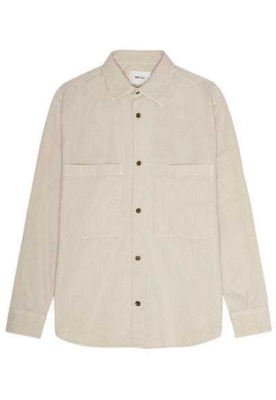 Beige Hemd mit Knopfleiste und spitzem Kragen, zwei Brusttaschen und braunen Knöpfen. Hergestellt aus einem glatten Stoff mit lockerer Passform und langen Ärmeln.