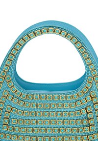 En turkis håndtaske med et rundt håndtag, der har et tekstureret design med skiftende blå og guld perlepynt arrangeret i et gittermønster.