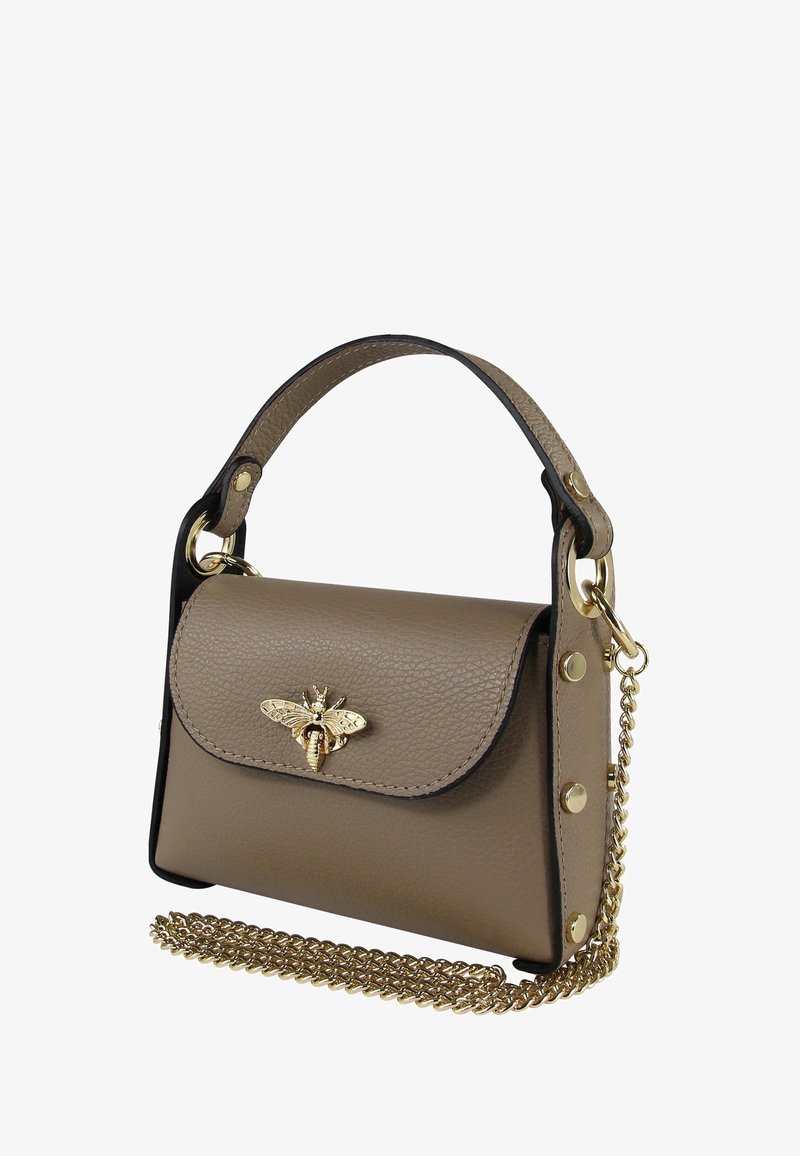 Tanco leren handtas met een gouden bij-vormige sluiting, gouden ronde studs aan de zijkanten en een afneembare gouden kettingband.