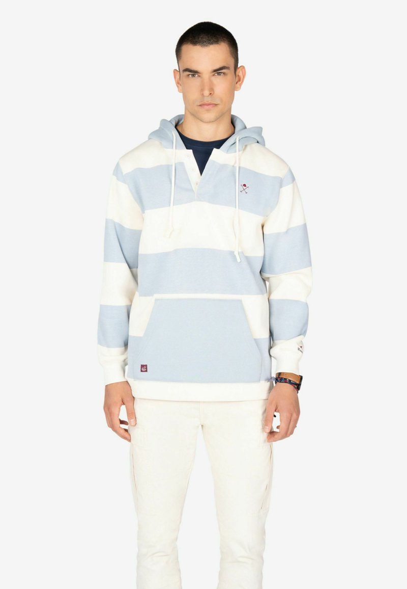 Lichtblauwe en witte gestreepte hoodie met een voorzak, witte trekkoorden en een klein embleem op de borst.
