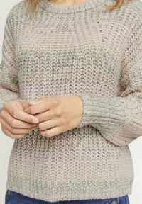 Strickpullover in sanften Pastellfarben, mit einem gerippten Rundhalsausschnitt und Bündchen, einem strukturierten, geschichteten Muster und lockerer Passform.