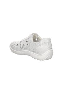 Sneaker bianco con un motivo a foglia testurizzato, ritagli sui lati e suola bianca. Presenta un design lacciato per una vestibilità sicura.