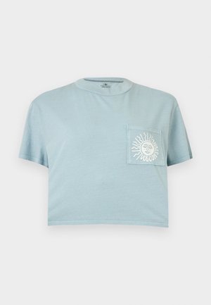 Svetlomodré krátke tričko s krátkymi rukávmi a náprsným vreckom, na ktorom je biely grafický motív slnka a tváre s nápisom "VOLCOM".