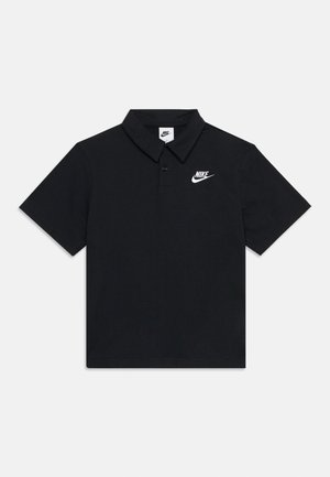 Tricou polo Nike negru cu mâneci scurte, cu doi nasturi și logo alb Nike pe pieptul stâng.