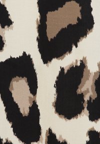 Motif imprimé léopard irrégulier avec de grandes taches noires et brunes sur un fond crème, rappelant la texture du pelage animal.