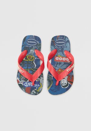 Tongs bleues à motifs avec des bandoulières en caoutchouc rouges. Les motifs incluent des personnages de dessins animés et du texte. Semelles texturées pour l'adhérence et le confort.