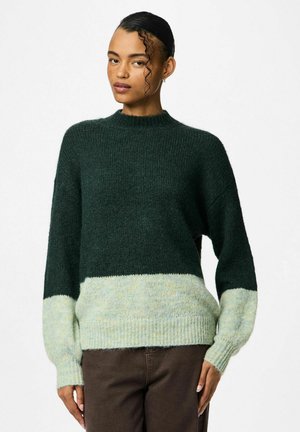 Maglione a maglia di verde scuro e verde chiaro con una vestibilità ampia, scollatura a girocollo a costine e maniche lunghe. Il filato strutturato crea un contrasto all'orlo.