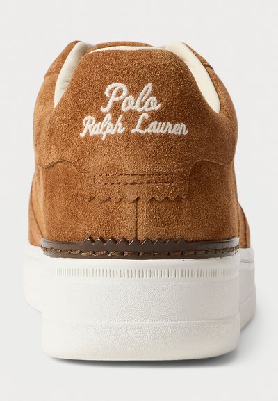 Sneaker in suede marrone con suola bianca. Caratterizzato da un logo cucito "Polo Ralph Lauren" sul tallone e dettagli zigzag lungo la parte superiore.