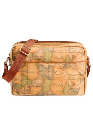 Borsa messenger beige con design della mappa del mondo, chiusura con zip e tracolla regolabile marrone. Superficie testurizzata con colori tenui.