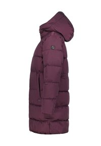 Langer, plüschiger lila Parkajacke mit Kapuze, frontalem Reißverschluss, zwei Seitentaschen und gesteppter Textur. Auf dem Ärmel befindet sich ein kreisförmiges Logo.