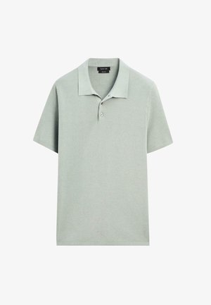 Polo shirt in lichtgroen, korte mouwen, zachte stof, kraag met drie knopen, minimalistisch ontwerp, geen zichtbare patronen.