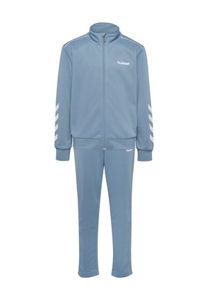 Lichtblauw hummel trainingspak met jas met volledige ritssluiting en bijpassende broek, met witte chevronstrepen op de mouwen en logo op de borst en broek.