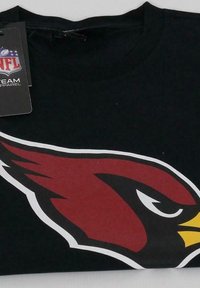 Camiseta negra de manga corta con un gran logotipo de pájaro rojo y amarillo en el frontal. Material de algodón, etiqueta adjunta.