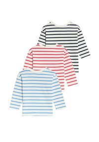 Drei langärmelige gestreifte T-Shirts: navy und weiß, rot und weiß, hellblau und weiß. Jedes Shirt hat horizontale Streifen und einen runden Ausschnitt.