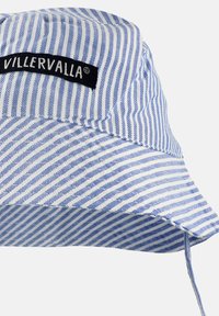 Niebiesko-biały kapelusz typu bucket z materiału, z naszytą etykietą z napisem "VILLERVALLA". Posiada szeroki rondo i regulowany pasek.