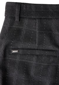 Dunkelgraue Wollhose mit einem dezenten Karomuster, ausgestattet mit einem flachen Bund und einer Gesäßtasche mit einem kleinen Metalletikett.