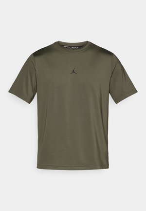 Tricou sport cu mânecă scurtă de culoare verde măsliniu, realizat dintr-un material neted și ușor, cu logo-ul Jordan negru pe piept. Guler rotund, fără modele.