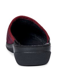 Czerwone zamszowe buty wsuwane z czarną gumową podeszwą, charakteryzujące się teksturowaną powierzchnią i niskim tyłem dla łatwego zakładania. Wnętrze wydaje się być miękkie.