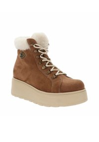 Stivaletto alla caviglia in suede marrone con colletto in pelliccia sintetica, lacci crema e ferramenta color oro. Presenta una spessa suola piattaforme beige per aumentare l'altezza.