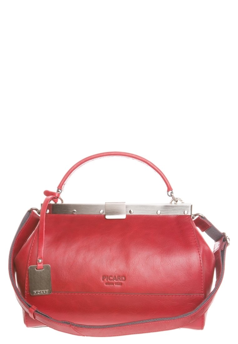 Punainen nahkalaukku, jossa on metallinen solki, rakenteellinen muoto, tasapohja ja irrotettava olkahihna. Mukana logo-tunniste ja kontrastivärit.