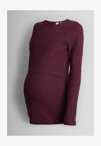 Vybráno, wine and navy