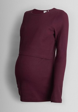 Burgunder-farbenes, langärmeliges Maternity-Oberteil, gerippte Textur, runder Ausschnitt, lockere Passform, mit einem mehrlagigen Design, um einem wachsenden Babybauch gerecht zu werden.