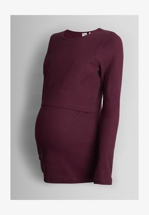 Burgunder-farbenes, langärmeliges Maternity-Oberteil, gerippte Textur, runder Ausschnitt, lockere Passform, mit einem mehrlagigen Design, um einem wachsenden Babybauch gerecht zu werden.