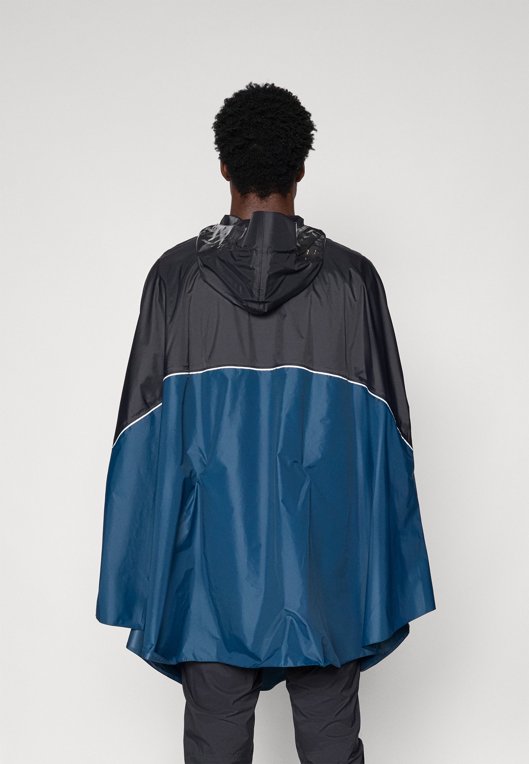 Vaude COVERO PONCHO II UNISEX - Waterproof jacket - dark sea/dark