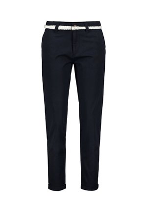 Schwarze, gerade geschnittene Hosenbeine mit umgeschlagenen Säumen und einem weißen geflochtenen Gürtel, der durch den Hosenbund gezogen ist.