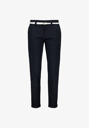 Schwarze, gerade geschnittene Hosenbeine mit umgeschlagenen Säumen und einem weißen geflochtenen Gürtel, der durch den Hosenbund gezogen ist.