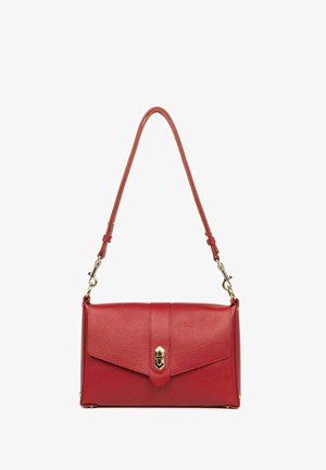 Sac en cuir texturé rouge avec un rabat, fermeture magnétique et une bandoulière amovible dotée d'accents en métal doré.