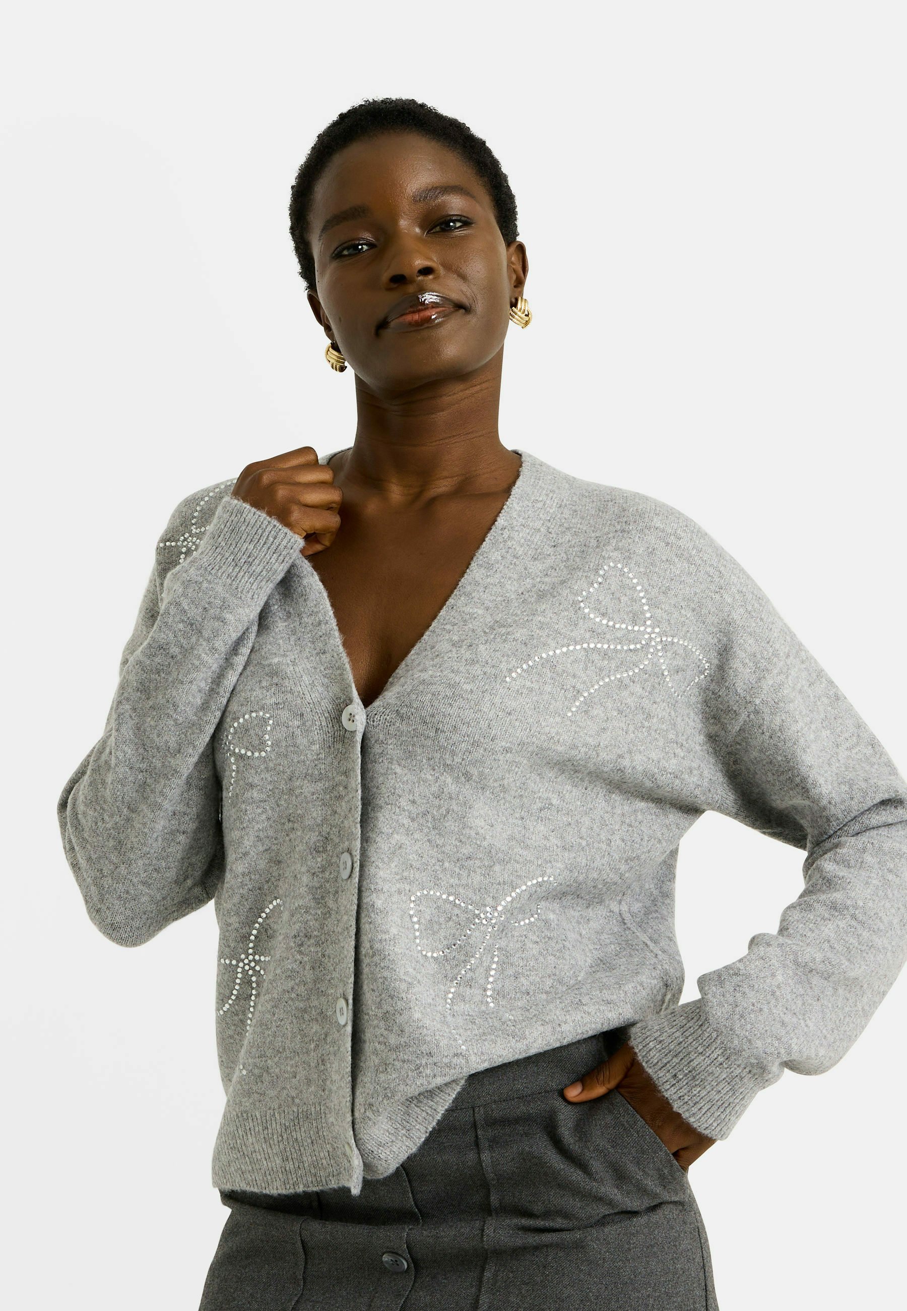 Gilet Femme Avec Nœuds à Strass – Coupe Oversized, Col V, Manches Longues – Matière Partiellement Recyclée