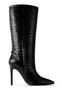 Fekete, magas sarkú csizma, hegyes orral, krokodilbőr hatású bőrből készült, kecses formával és oldalsó cipzár részlettel.