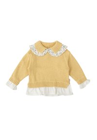 Suéter amarillo de punto con cuello de canalé y blusa blanca con estampado floral y volantes debajo. Mangas largas con acentos de puño blanco.