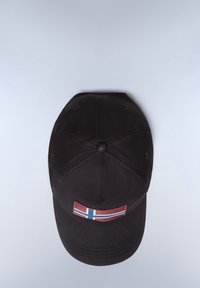 Svart basebollkeps med platt skärm, prydd med en norsk flagga i röd, vit och blå på framsidan. Strukturerat tyg, sexpaneldesign.