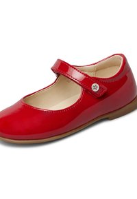 Chaussure Mary Jane en cuir verni rouge avec un bout incurvé, une sangle ajustable et un accent en étoile métallique. Texture lisse et semelle plate.