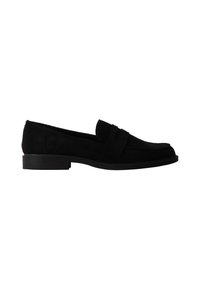 Mocassin femme en daim noir avec petit talon et détail d’une bride sur le dessus, présenté en profil latéral sur fond blanc.
