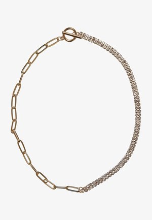 Collar de cadena de oro con eslabones alargados, adornado en un lado por una fila de rhinestones claros, que se asegura con un cierre de palanca.